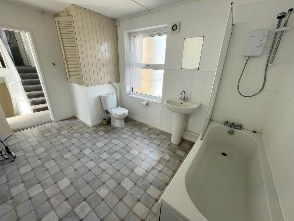 Lot: 141 - FLAT WITH SEA VIEWS AND SHARE OF FREEHOLD -